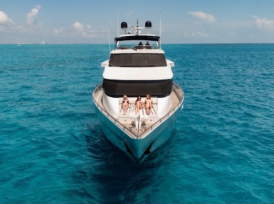 Vista frontal de proa — yate de 115 pies