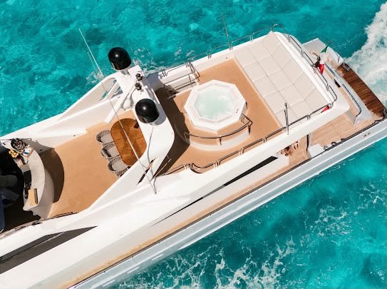 Jacuzzi en cubierta — yate de 115 pies