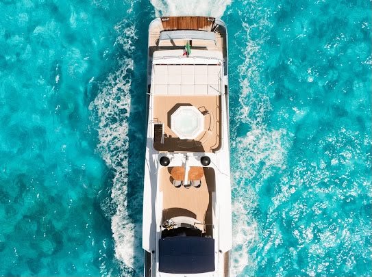 Jacuzzi y zonas de descanso desde arriba — yate de 115 pies