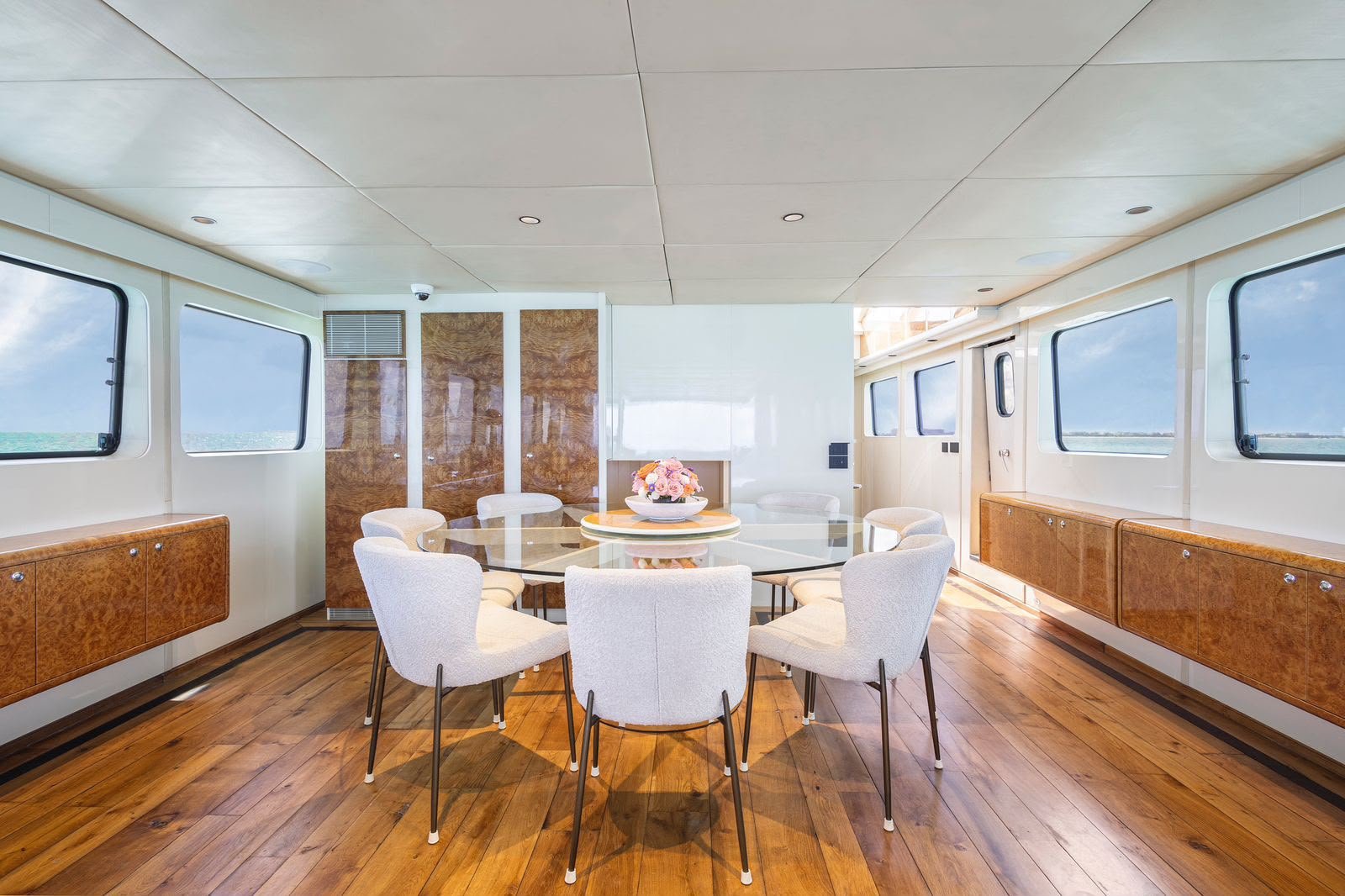 Salón y comedor — yate de 115 pies