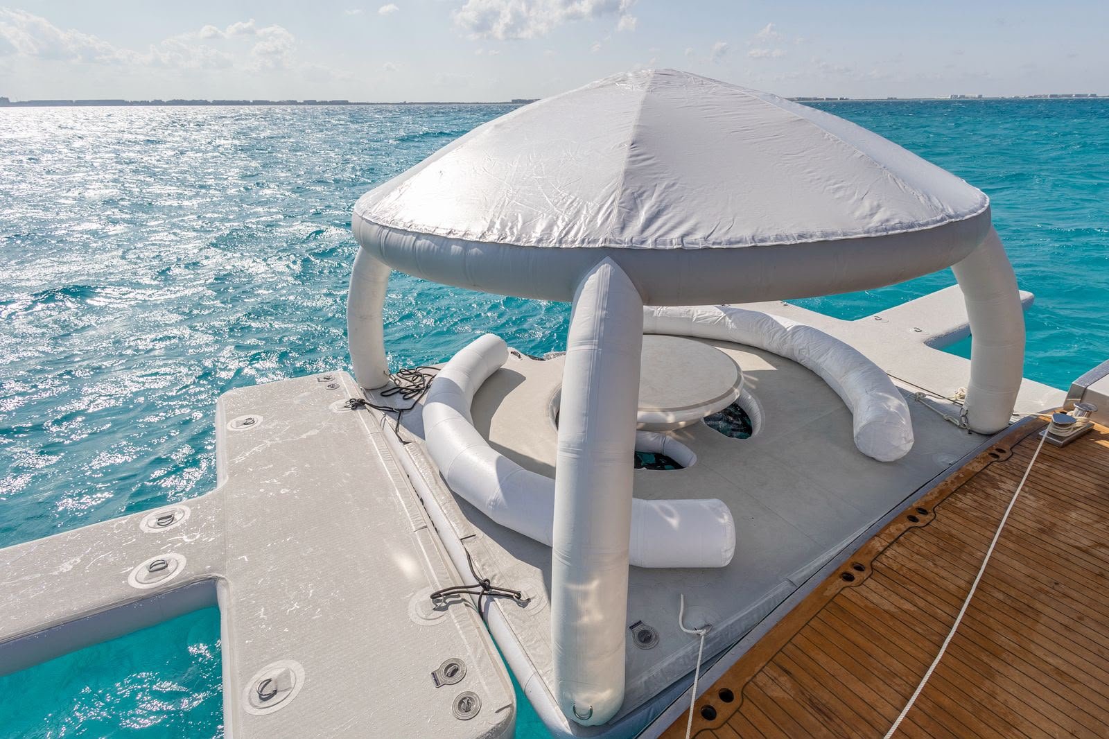 Plataforma flotante cubierta — yate de 115 pies
