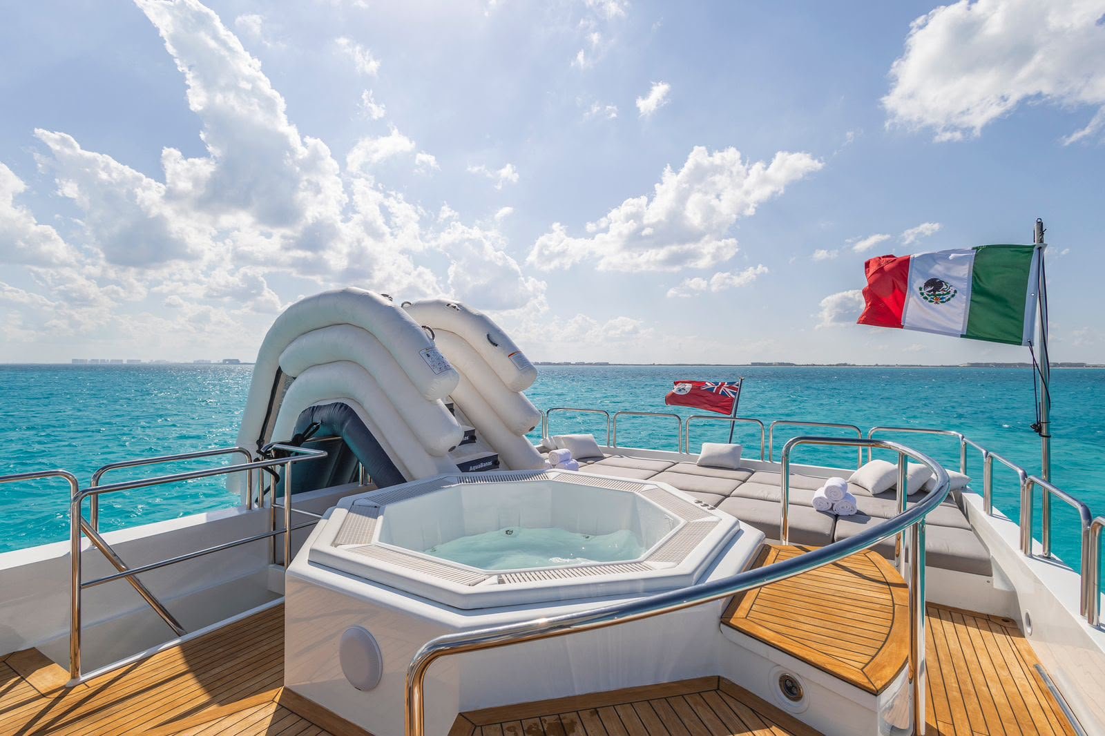 Jacuzzi y tobogán — yate de 115 pies