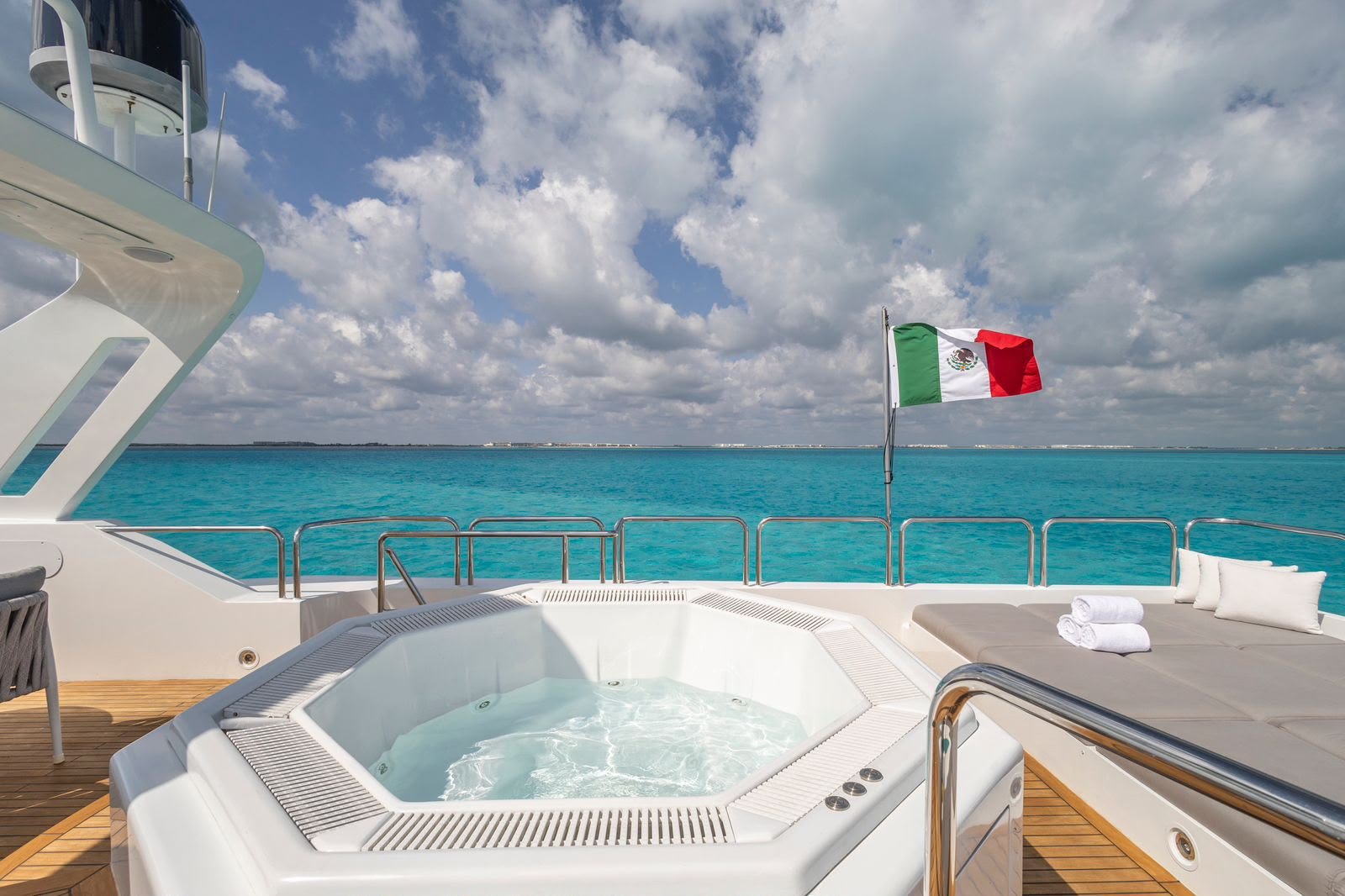 Jacuzzi exterior — yate de 115 pies