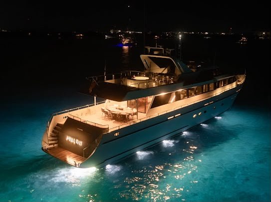 Yate iluminado de noche — yate de 115 pies