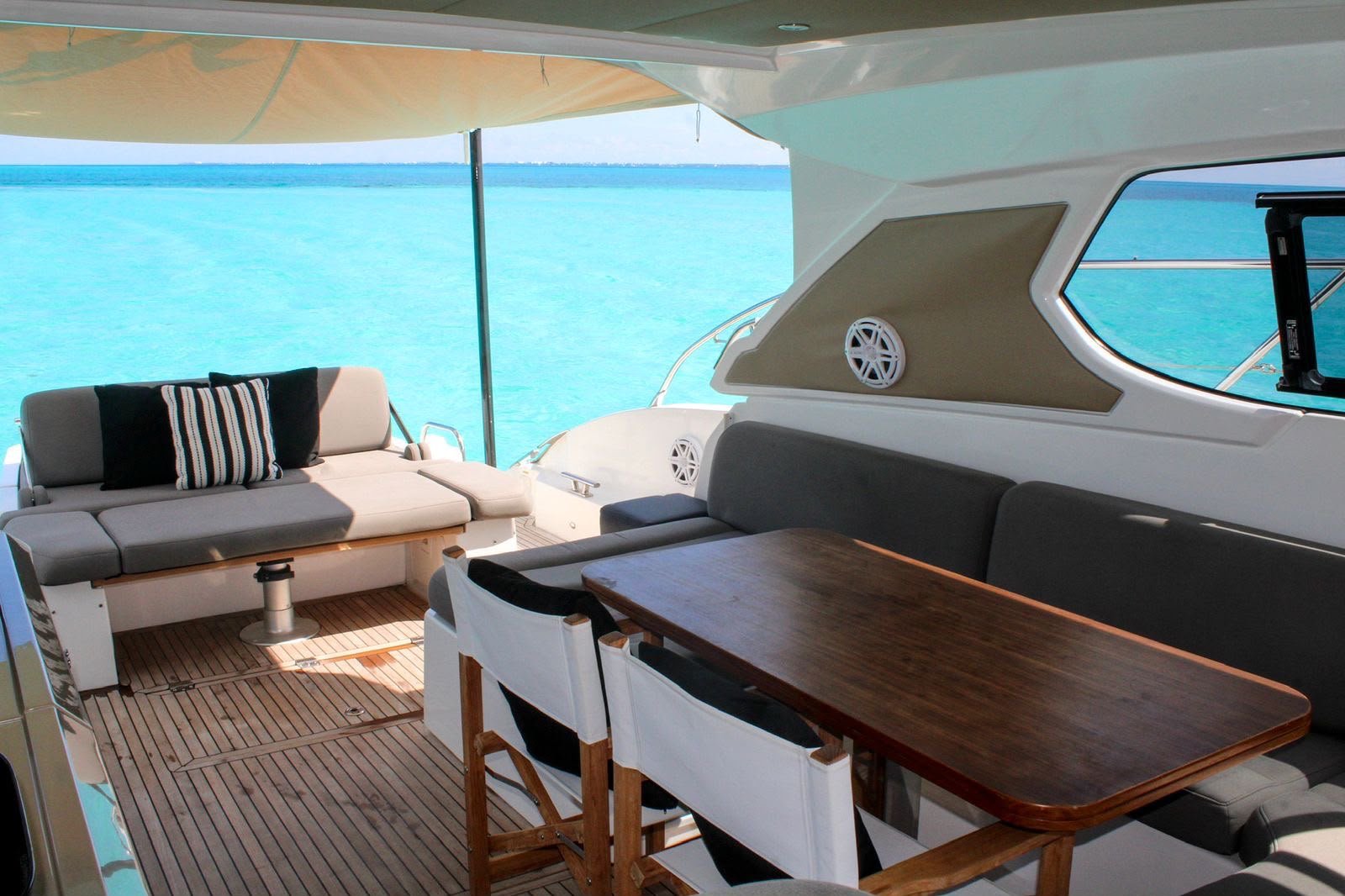 Mesa y asientos de cubierta — Azimut 55 Sport