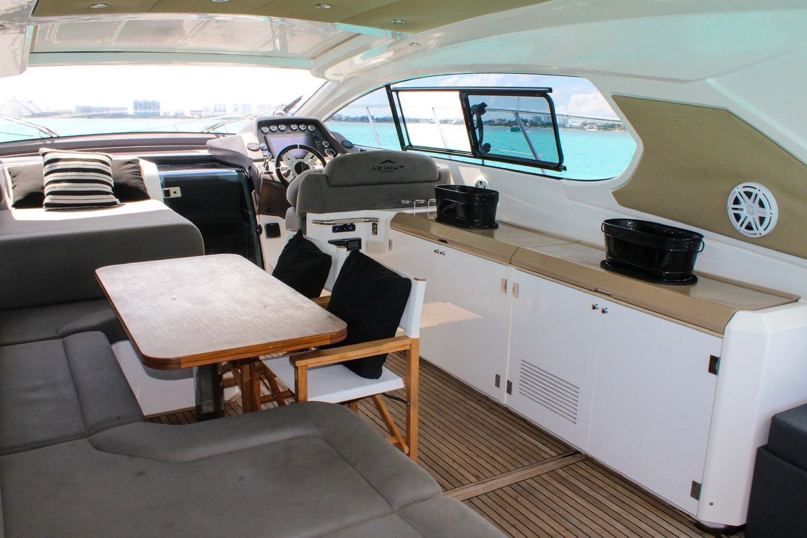 Zona de mando y asientos — Azimut 55 Sport