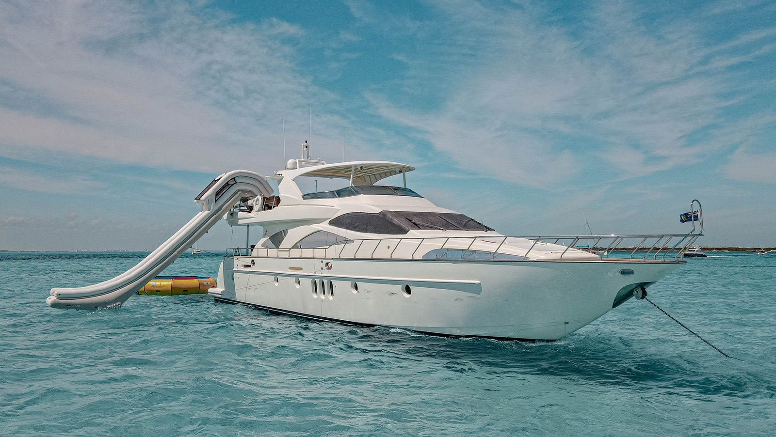 Vista exterior del yate con tobogán — Azimut 85