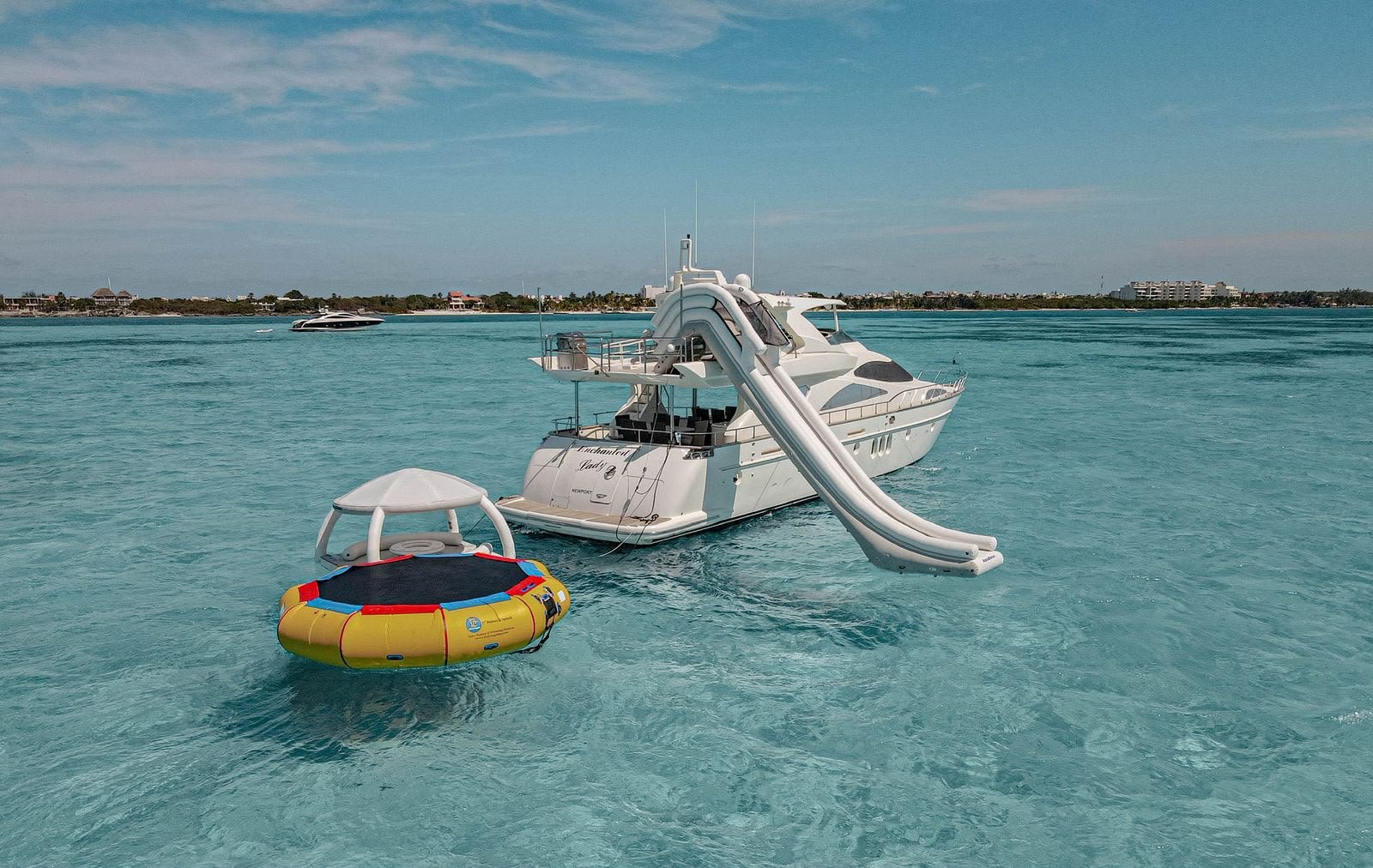 Yate fondeado junto a inflables — Azimut 85