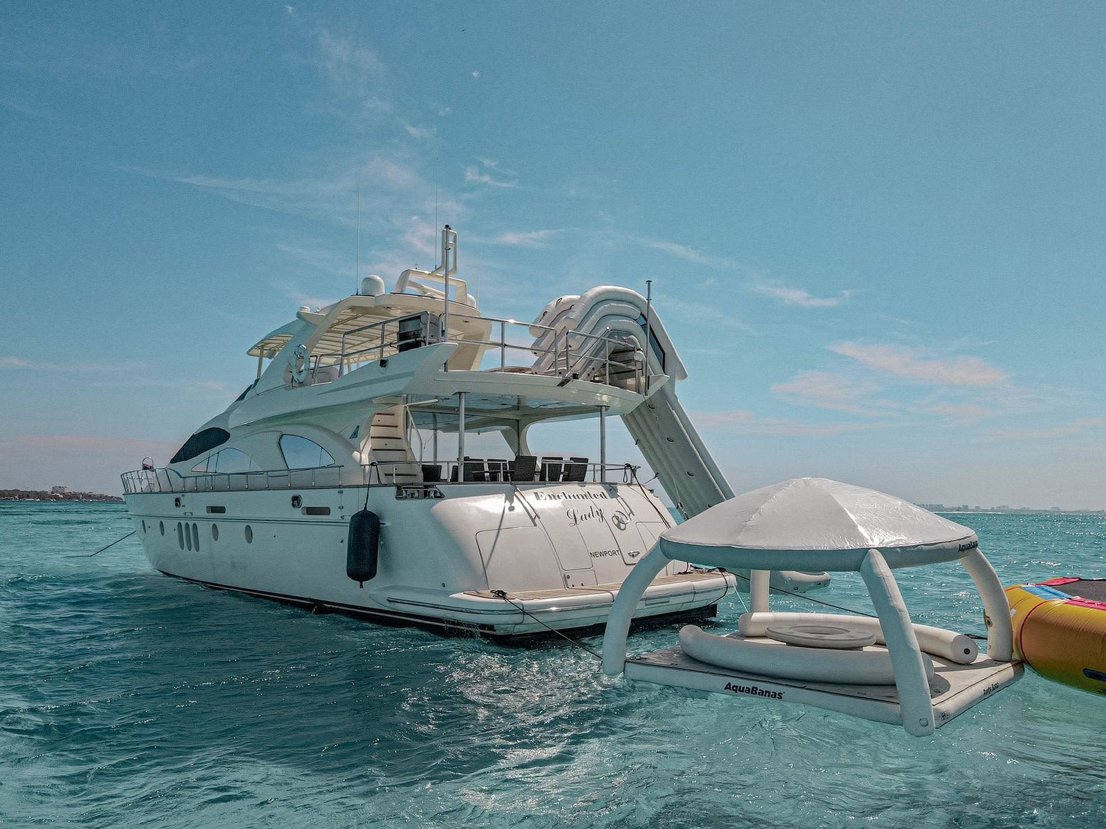 Vista de popa con tobogán — Azimut 85