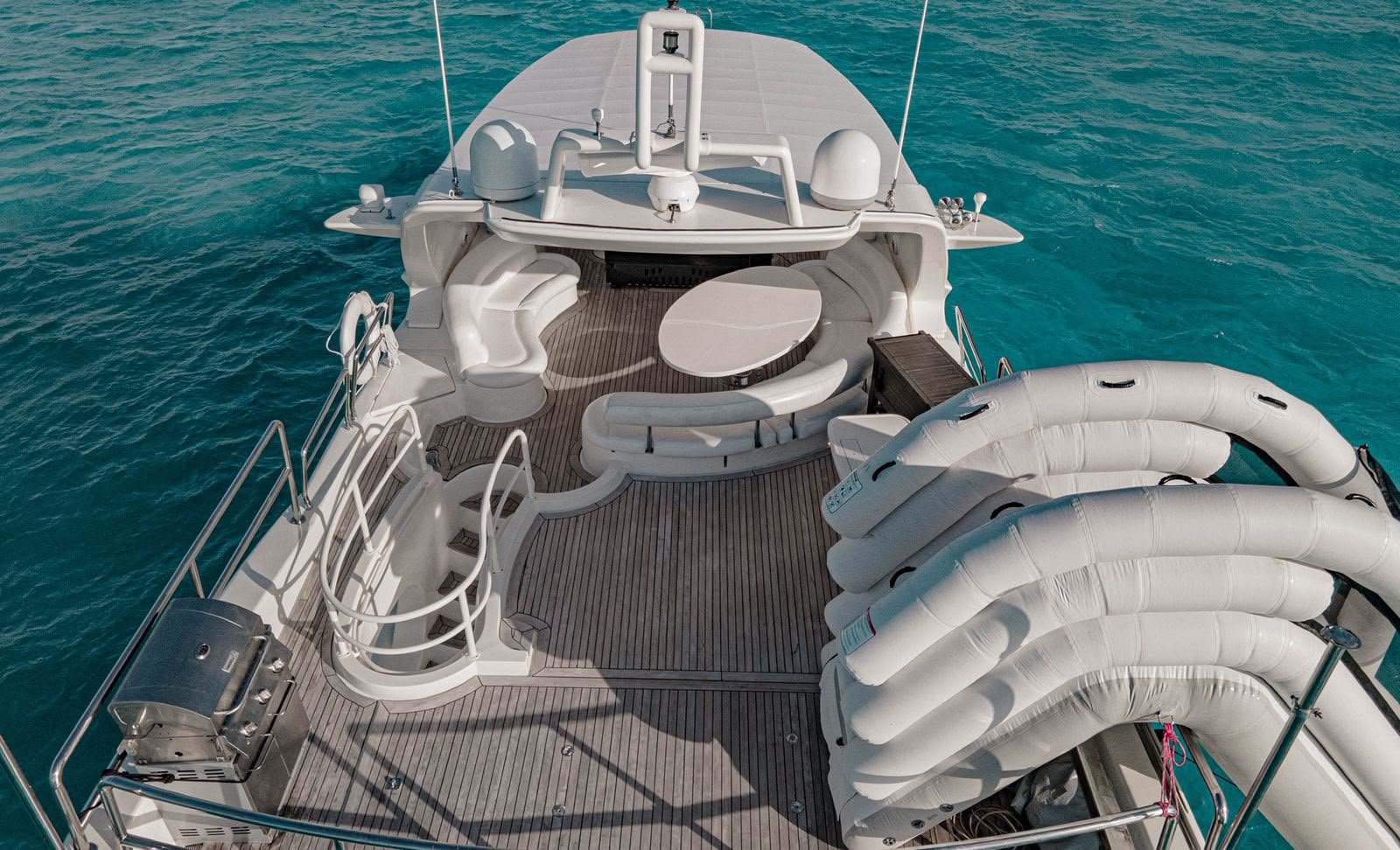 Cubierta superior y asientos — Azimut 85