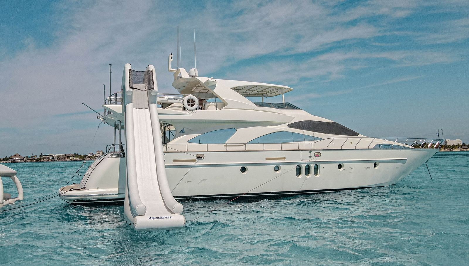 Perfil del yate con tobogán — Azimut 85