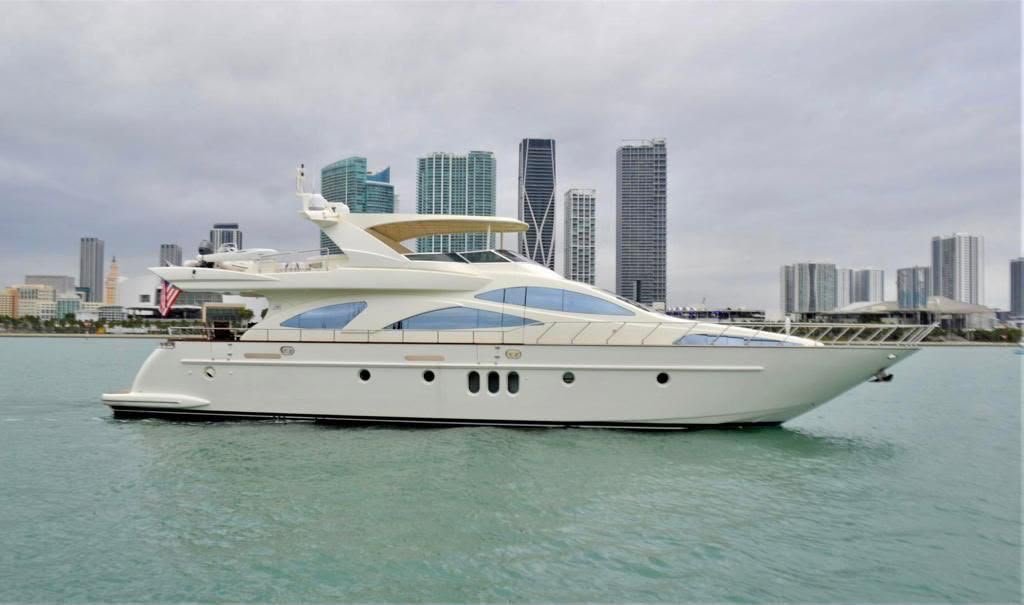 Perfil del yate frente a la costa — Azimut 85
