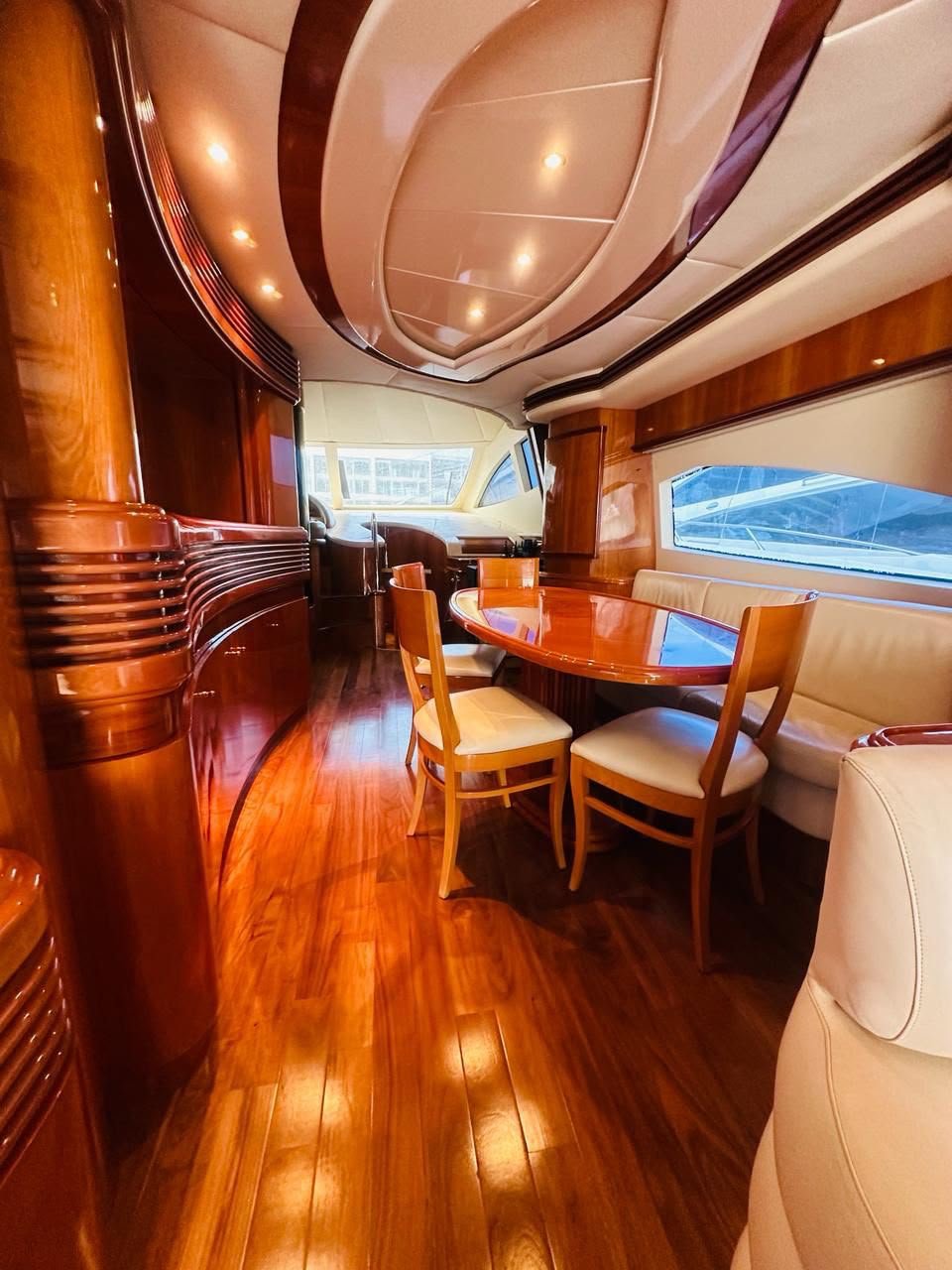 Salón con acabados de madera — Azimut 85
